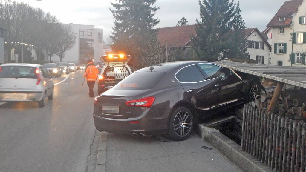 Der dunkle Maserati durchschlug einen Zaun. Verletzt wurde niemand.