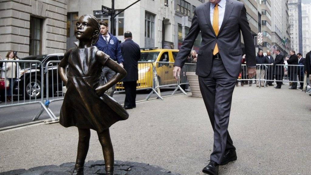 New Yorks Bürgermeister Bill de Blasio trifft sich mit dem «Fearless Girl». Die mutige Bronzestatue bleibt bis mindestens März 2018 in der Stadt. (Archiv)