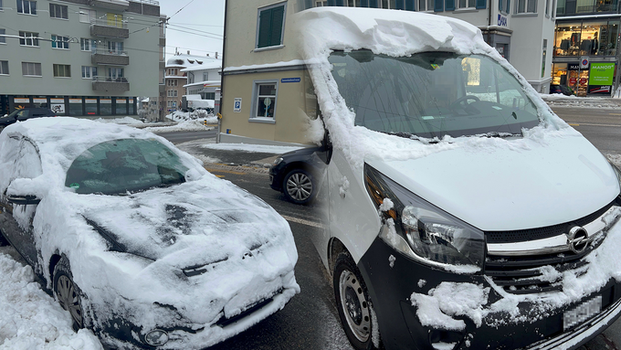 Schnee auf den Dächern und vereiste Fahrzeuge – 13 Personen angezeigt