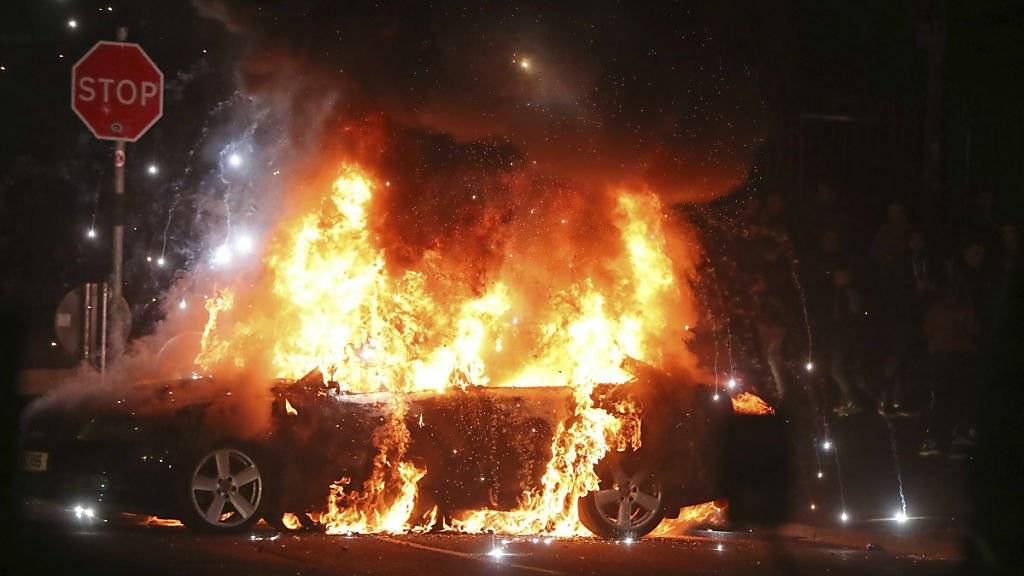 Unruhen an Ostern: In der Nacht auf Freitag zündeten Kriminelle auch Autos in der nordirischen Region Londonderry an.