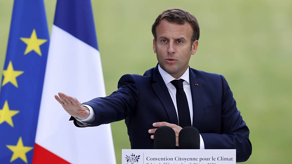 Emmanuel Macron, Präsident von Frankreich, gestikuliert während seiner Rede bei einer Bürgerkonvention zum Thema Klima vor dem Elysee-Palast. Foto: Christian Hartmann/Pool Reuters/AP/dpa