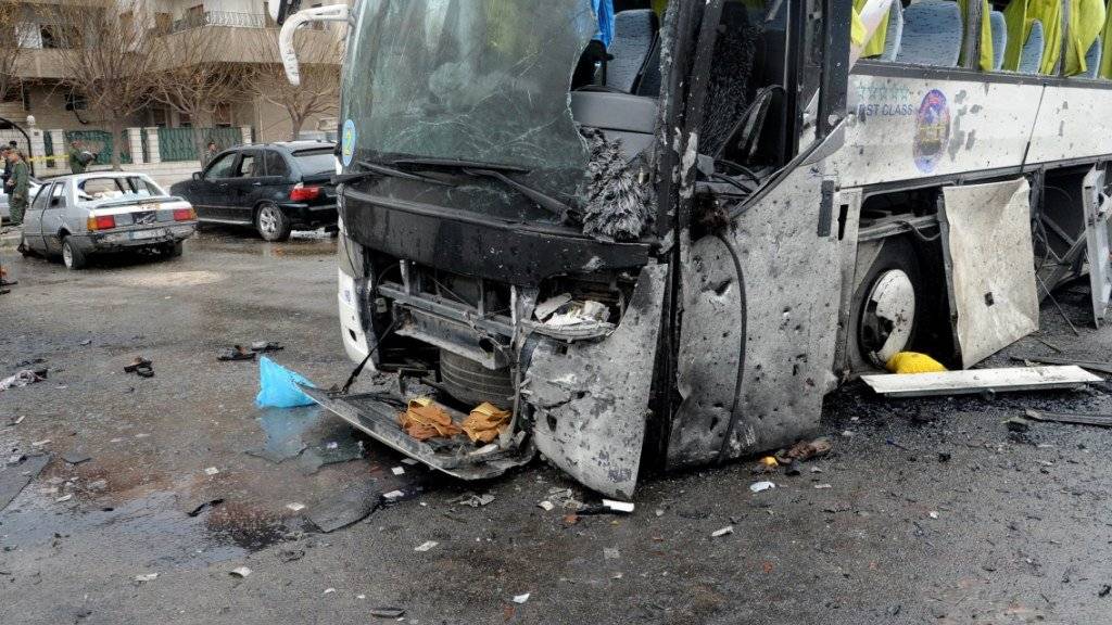 Ein von den Anschlägen zerstörter Bus.