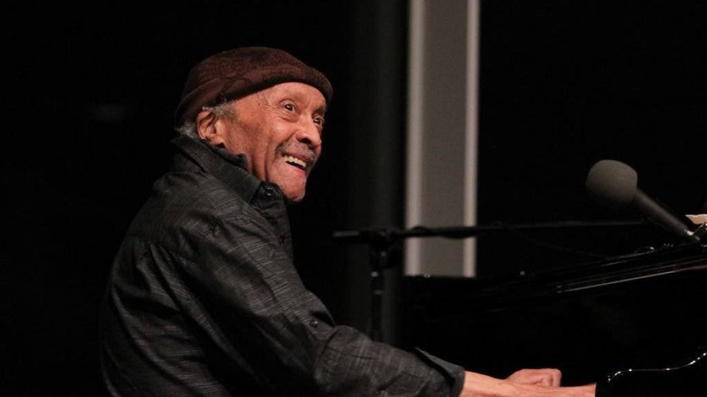Cecil Taylor, einer der Mitbegründer des Free Jazz - hier an einer spontanen Session 2016 im Whitney Museum of American Art in New York - ist mit 89 Jahren gestorben.