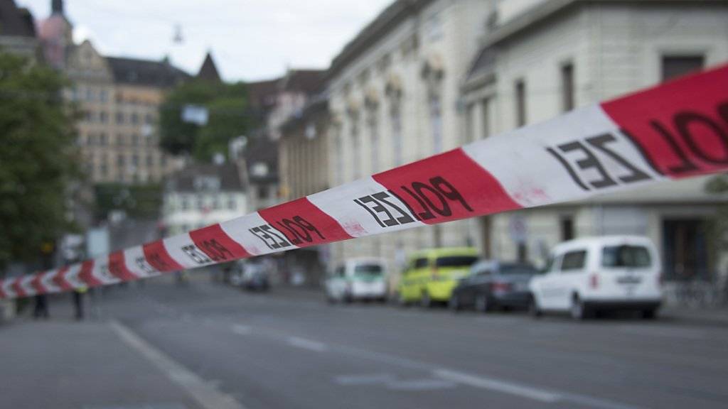 Wegen eines Bombenalarms wurde der Basler Steinenberg beim Theaterplatz am 24. April 2015 gesperrt (Symbolbild).