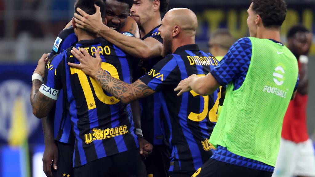Die Spieler von Inter Mailand freuen sich über den Sieg gegen den Titelkonkurrenten Napoli
