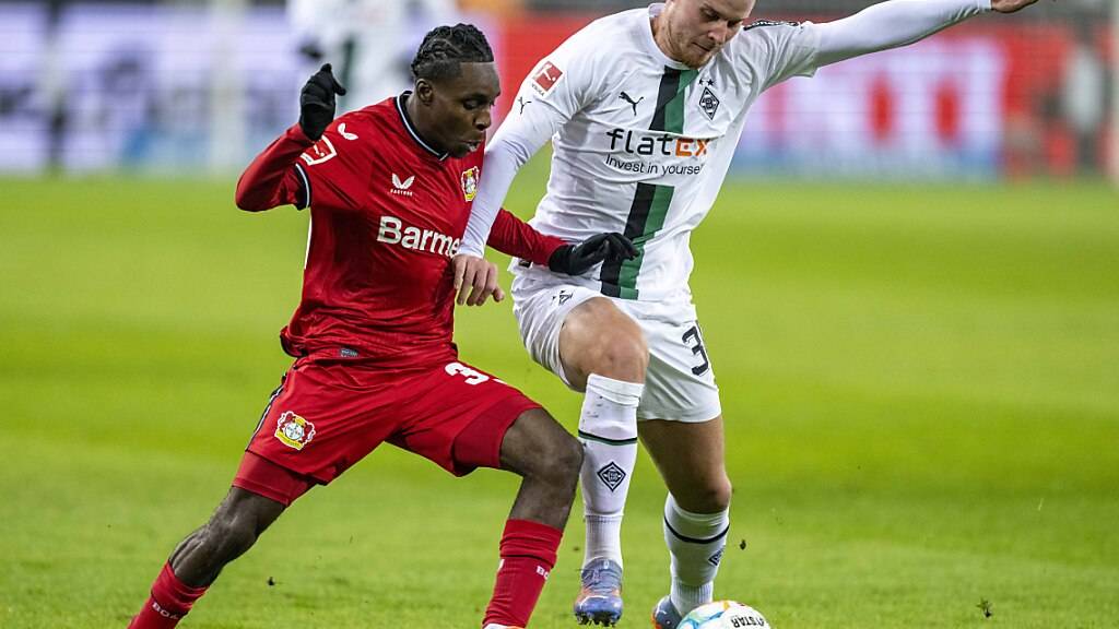 Gladbachs Verteidiger Nico Elvedi (rechts) im Zweikampf um den Ball mit Leverkusens Jeremie Frimpong