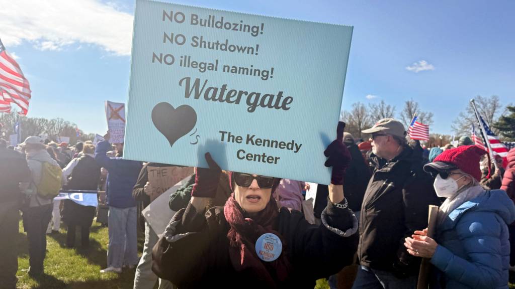 Eine Demonstrantin hält ein Protestschild bei der «No Kings»-Demonstration in Washington. Foto: Anna Ringle/dpa