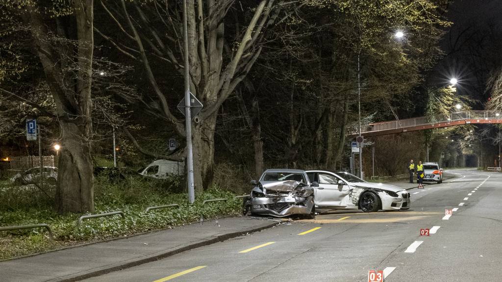 BMW-Fahrer (29) kracht beim Mythenquai in Auto – 2 Verletzte