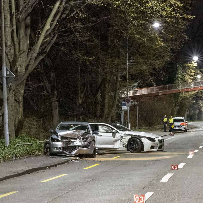 BMW-Fahrer (29) kracht beim Mythenquai in Auto – 2 Verletzte