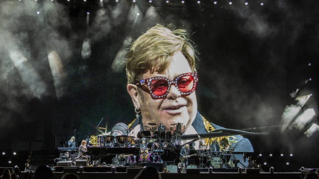 Der britische Popstar Elton John wird sich über die nächsten zwei Jahre mit drei Konzerten von seinen Schweizer Fans verabschieden.