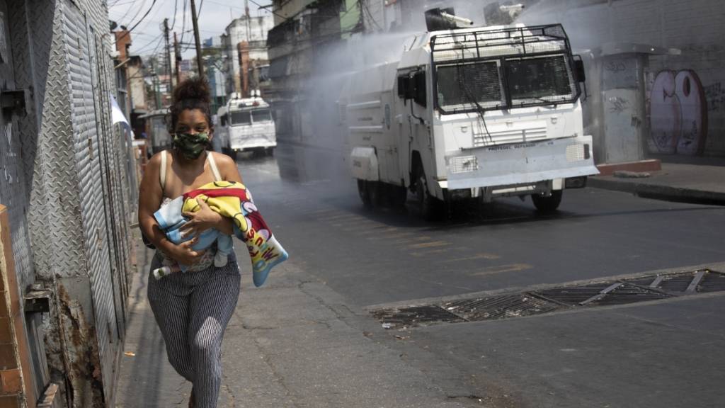 In der Hauptstadt Venezuelas werden die Strassen desinfiziert, um die Ausbreitung des Coronavirus einzudämmen. (Archivbild)