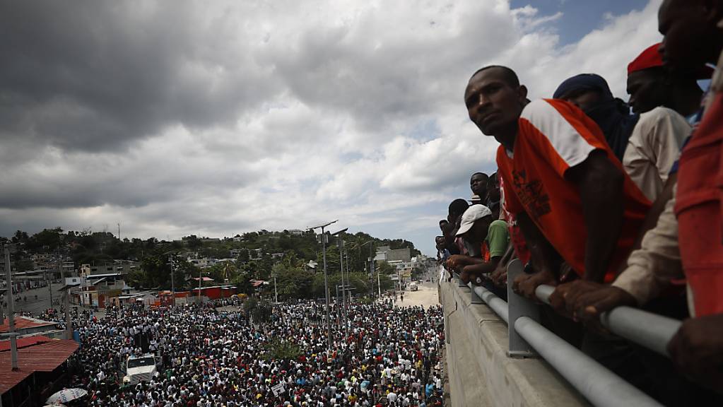 In der haitianischen Hauptstadt Port-au-Prince gingen am Wochenende tausende Menschen auf die Strasse. Sie forderten den Rücktritt von Präsident Jovenel Moïse.