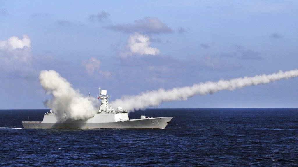 Ein chinesisches Kriegsschiff feuert eine Anti-Schiff-Rakete ab.