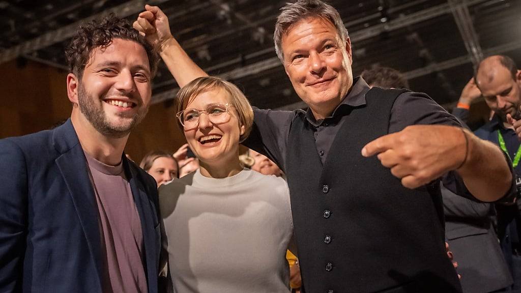 Franziska Brantner jubelt nach der Wahl neben Felix Banaszak bei der Bundesdelegiertenkonferenz der Grünen mit Robert Habeck (r, Bündnis 90/Die Grünen), Bundesminister für Wirtschaft und Klimaschutz,. Foto: Michael Kappeler/dpa