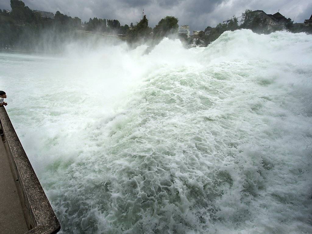Spektakulär präsentiert sich der Rheinfall am Freitag. (Foto: Keystone/Walter Bieri)