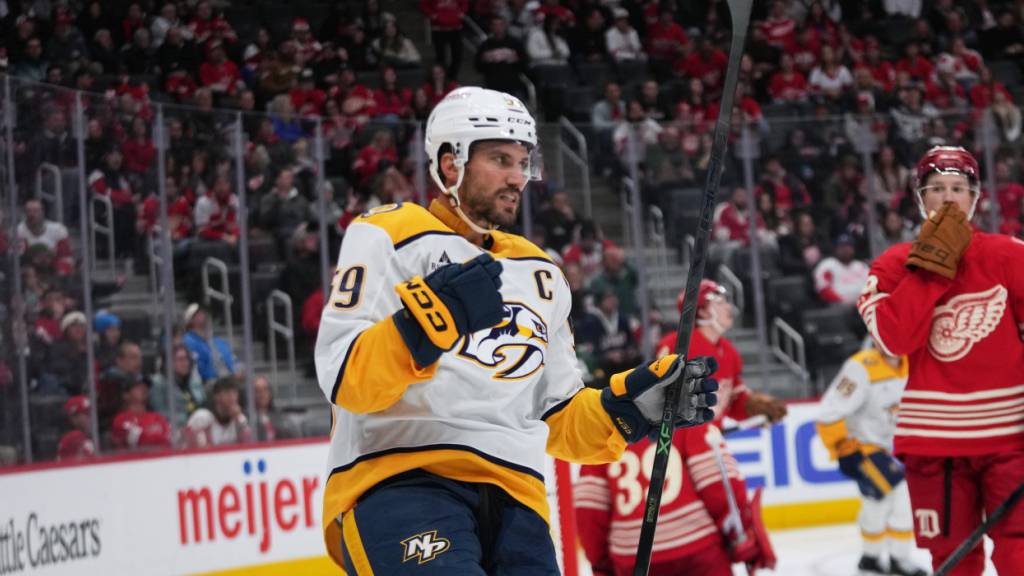 Roman Josi freut sich über seinen Treffer (Archivaufnahme)