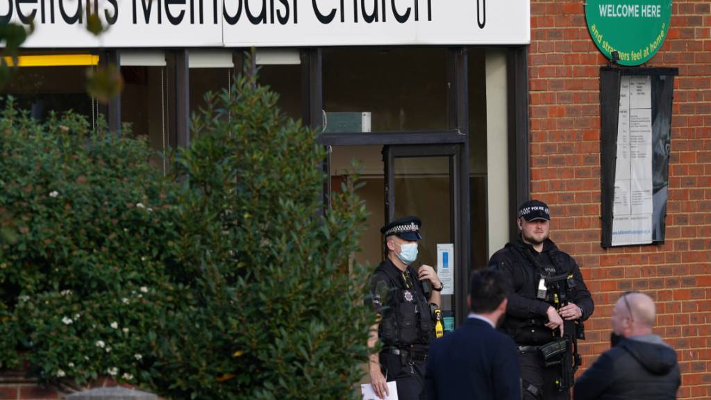 Polizeibeamte stehen am Tatort in der Nähe der Belfairs Methodist Church. Nach Berichten über einen Messerangriff auf einen Abgeordneten in Großbritannien hat die Polizei bestätigt, dass es einen Toten gab. Unklar war zunächst, ob es sich dabei um den Abgeordneten David Amess handele. Foto: Yui Mok/PA Wire/dpa