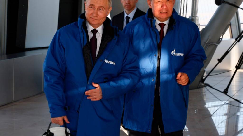 Wann der Bau der neuen Pipeline von Gazprom unter Chef Alexej Miller (rechts) beginnen könnte, ist noch unklar. Im Bild besucht Russlands Präsident Wladimir Putin (links) den Hauptsitz des russischen Gasmonopolisten in St. Petersburg. (Archivbild)