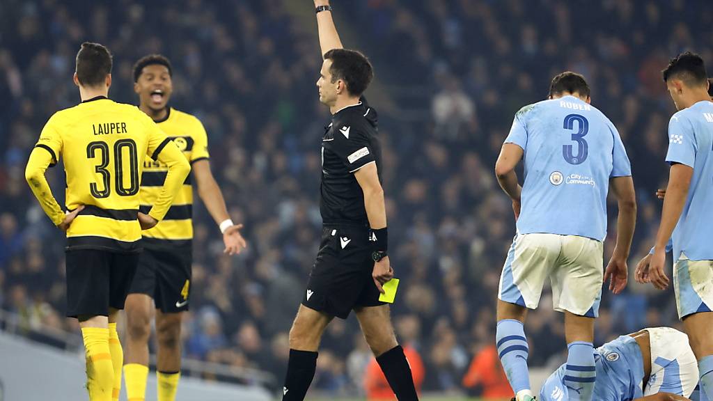 Sandro Lauper sieht vom belgischen Schiedsrichter Erik Lambrechts die Rote Karte