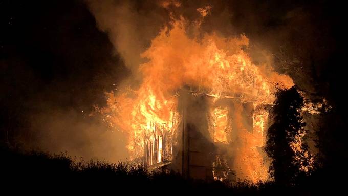 Leeres Gebäude stand in Flammen