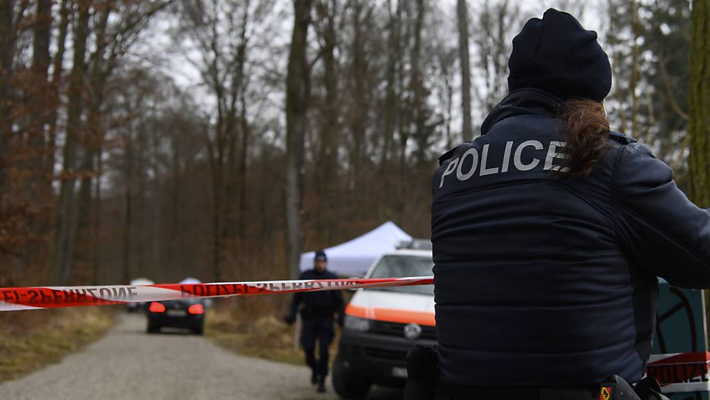 Eine Polizistin sperrt am Mittwoch im Könizbergwald bei Niederwangen den Fundort ab.