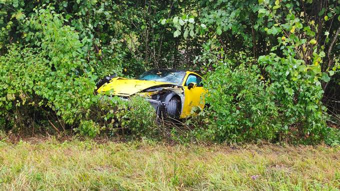 Neulenker crasht Porsche in Betonelement und landet im Gebüsch
