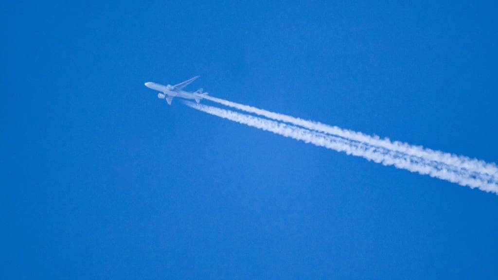 Laut einer Greenpeace-Analyse sind Flugreisen weiterhin oft günstiger als Zugreisen. (Archivbild)