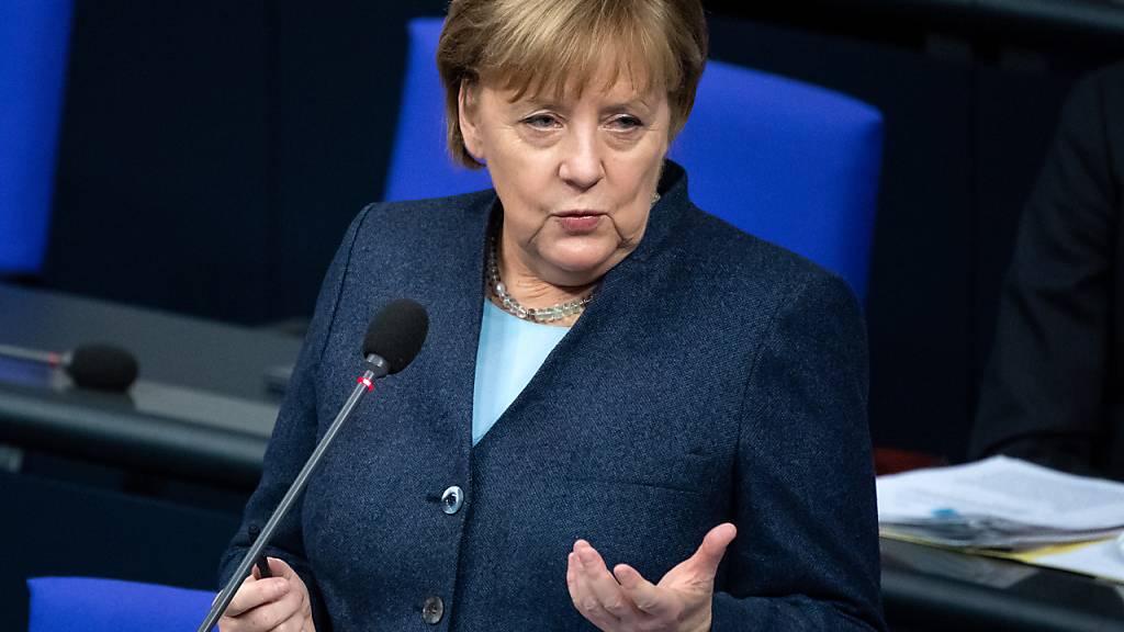 Bundeskanzlerin Angela Merkel (CDU) beantwortet bei der Regierungsbefragung während der Plenarsitzung im Deutschen Bundestag die Fragen der Abgeordneten. Foto: Bernd von Jutrczenka/dpa