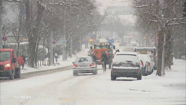 Schneechaos legt Verkehr lahm