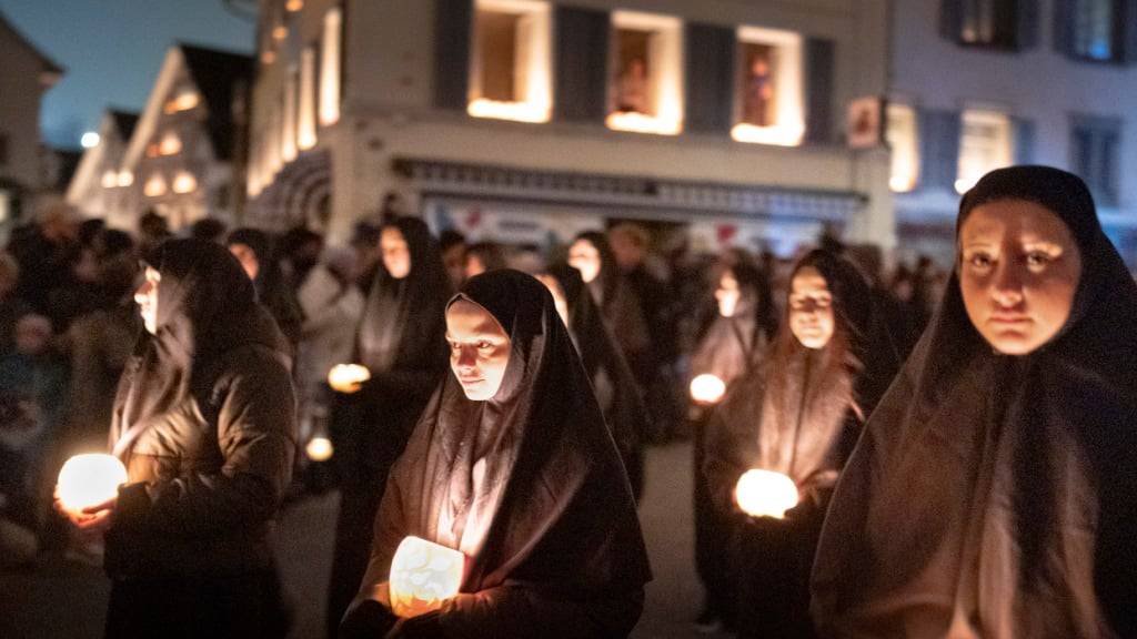 Über 45 verschiedene Sujets mit rund 30 Tonnen Herbstrüben bestückt zeigen sich am traditionellen Räbechilbi-Umzug am Samstag durch Richterswil im Kanton Zürich.