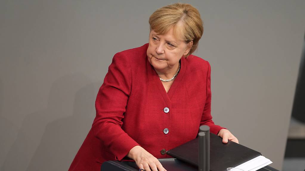 Bundeskanzlerin Angela Merkel (CDU) verlässt das Rednerpult bei der Sondersitzung des Bundestags nach ihrer Regierungserklärung zur Lage in Afghanistan. Foto: Kay Nietfeld/dpa
