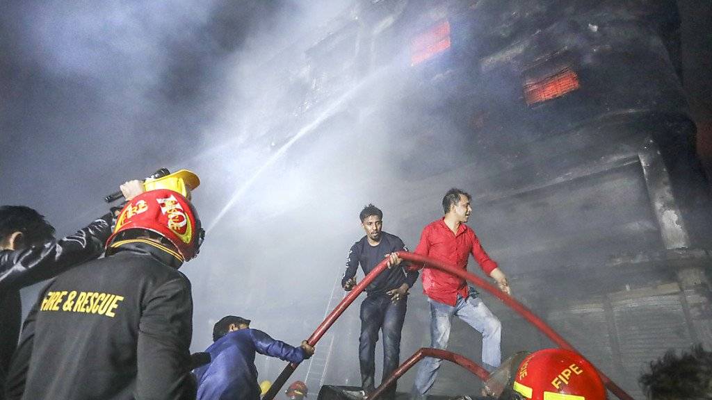 In Bangladesch kämpften Einsatzkräfte in der Nacht auf Donnerstag mit einem Grossbrand.