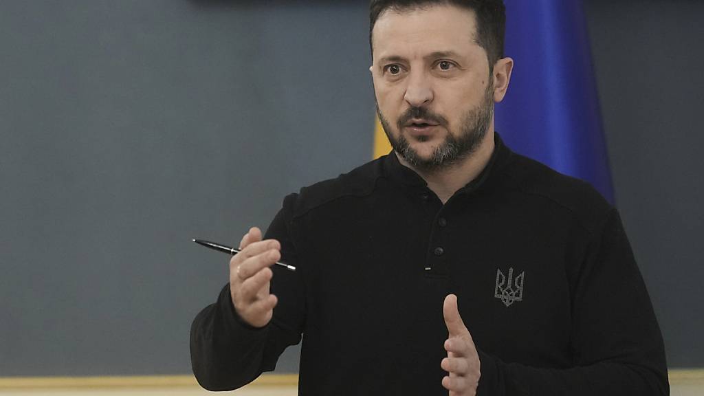 Der ukrainische Präsident Wolodymyr Selenskyj spricht während eines Briefings. Foto: Uncredited/AP/dpa/Archivbild