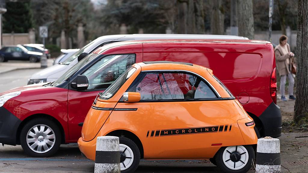 Wer als Anwohner in Zürich das Mini-Elektroauto Microlino besitzt, soll in Zukunft viel weniger für Parkkarten zahlen als Besitzerinnen von SUV oder Vans. (Symbolfoto)