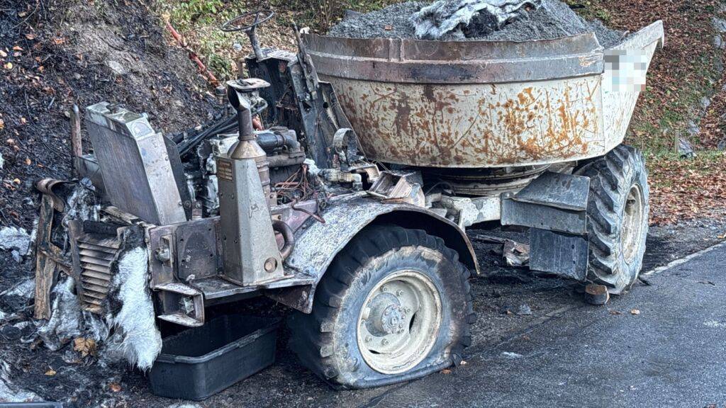 Baustellenfahrzeug brennt auf der Klausenstrasse in Linthal GL aus