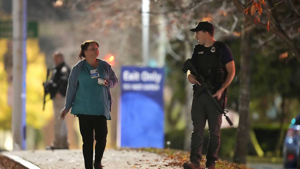 Polizisten mit Sturmgewehren patrouillieren vor dem Central Maine Medical Center wegen eines Schusswaffenangriffs in Lewiston, Maine. Foto: Steven Senne/AP/dpa