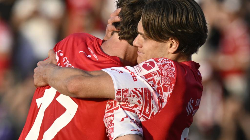 Andrin Hunziker und Loic Lüthi freuen sich für Winterthur