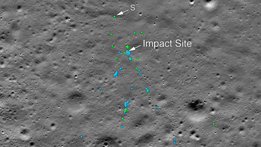 Die US-Weltraumbehörde Nasa veröffentlichte Bilder vom Mond, die die Absturzstelle des indischen Mondlandemoduls zeigen: Grüne und blaue Punkte markieren Trümmer und Spuren am Boden.