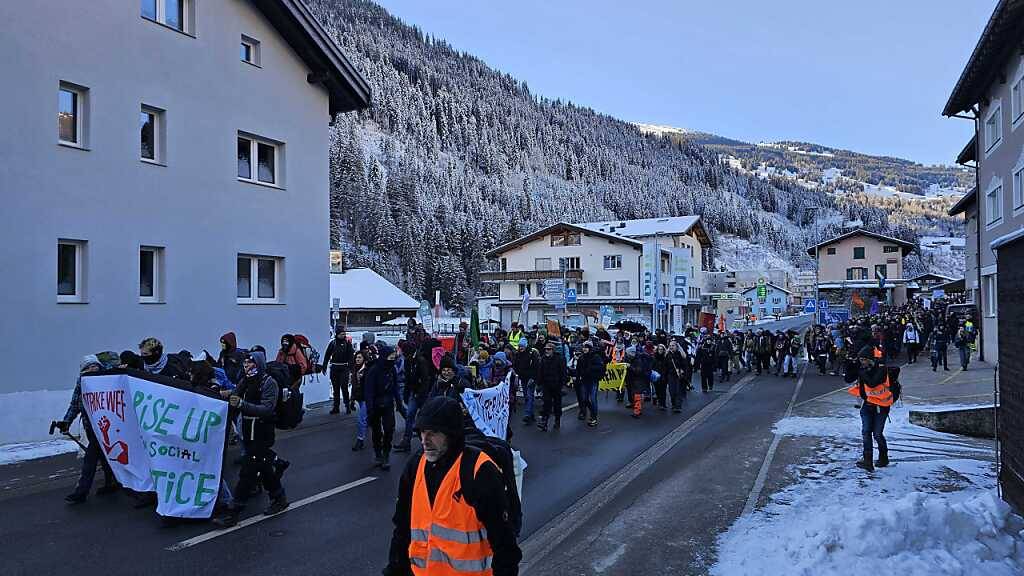 Rund 350 Demonstrierende aus der Schweiz, Deutschland und Österreich reisten nach Küblis GR, um während zwei Tagen bis nach Davos ans WEF zu wandern und dabei für Klimagerechtigkeit zu protestieren.
