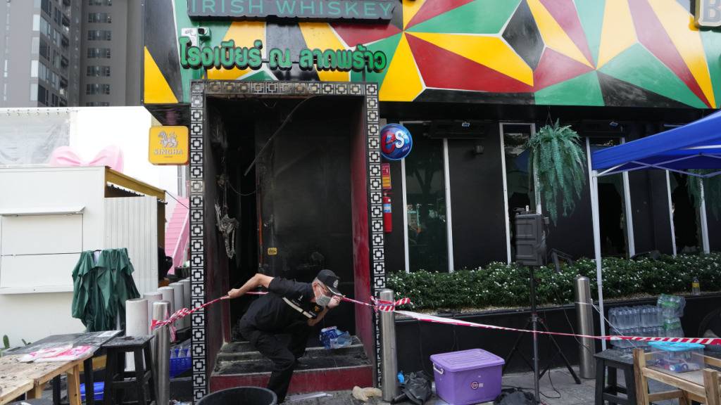Ein Kriminaltechniker verlässt den Ort eines Brandes. Foto: Sakchai Lalit/AP/dpa