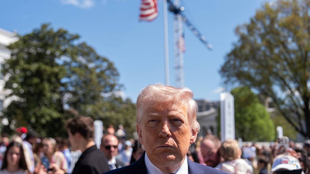US-Präsident Donald Trump spricht mit Reportern während des White House Easter Egg Roll auf dem South Lawn des Weißen Hauses. Foto: Julia Demaree Nikhinson/AP/dpa