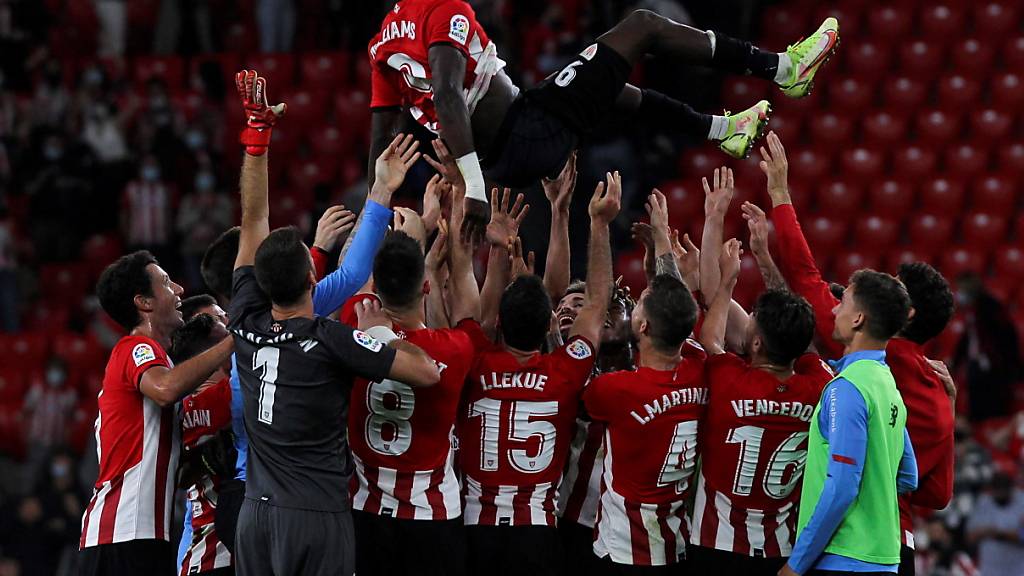 Bilbaos Spieler lassen Inaki Williams nach dem Rekord hochleben.