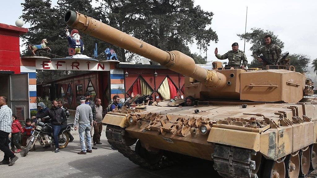 Ein türkischer Panzer auf Patrouille im Nordwesten der syrischen Stadt Afrin.