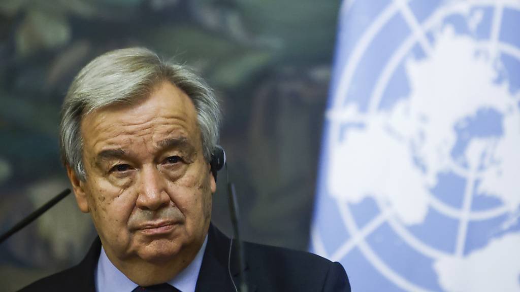 UN-Generalsekretär Antonio Guterres nimmt an einer Pressekonferenz teil. Über den Anschlag in Burkina Faso mit mehr als 100 Toten hat er sich erschüttert gezeigt. Foto: Maxim Shemetov/Pool Reuters/AP/dpa