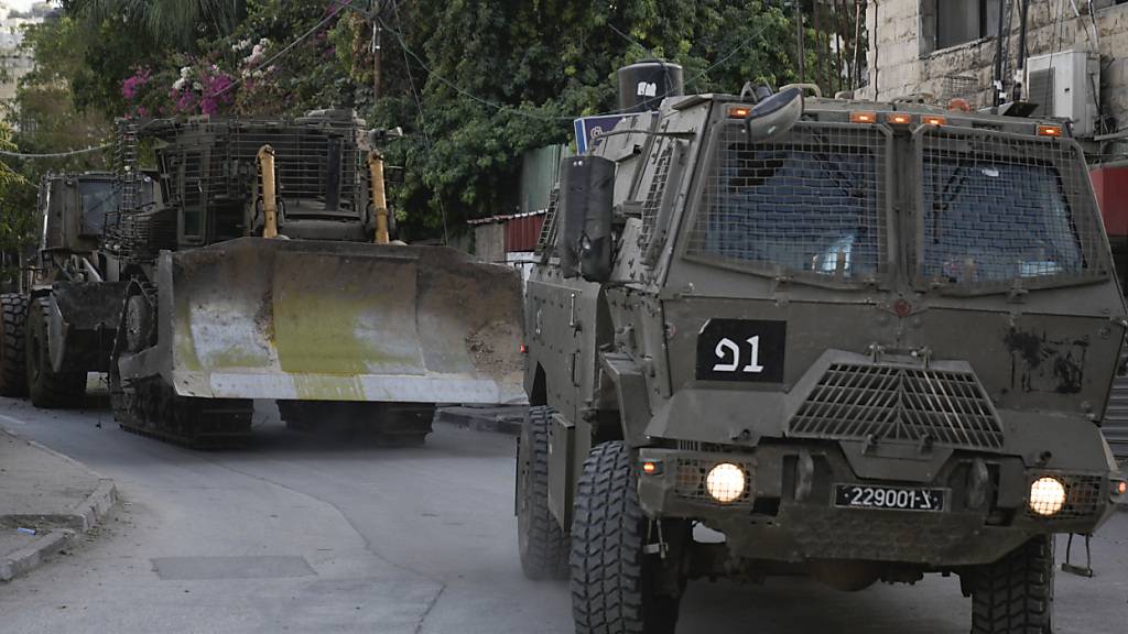 ARCHIV - Ein Konvoi israelischer Bulldozer fährt während einer Razzia der Armee durch die Straßen. Foto: Majdi Mohammed/AP/dpa