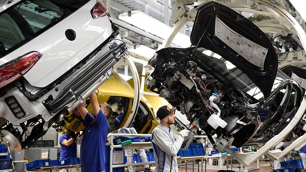 Die deutschen Autobauer schauen mit Sorge in die Zukunft. Kurzfristig laufen die Geschäfte aber noch gut. (Archivbild)