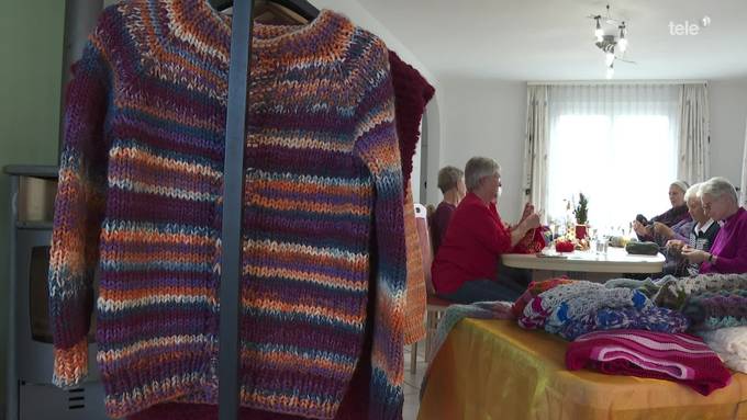 Die 71-jährige Margrith strickt Kleider für arme Kinder im Osten