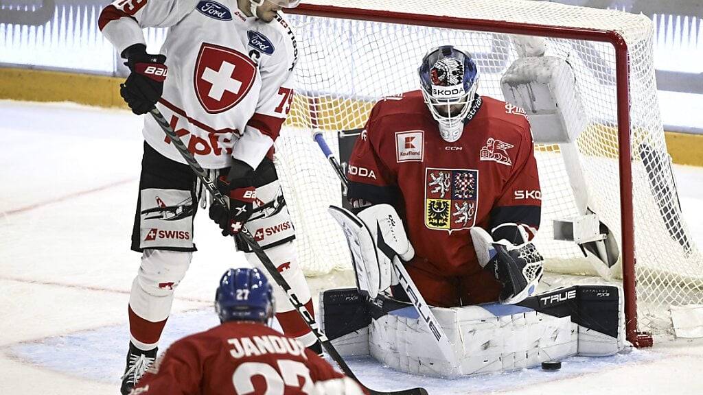 Trotz guter Leistung brachten die Schweizer, im Bild Captain Calvin Thürkauf, den Puck nicht am tschechischen Keeper Dominik Pavlat vorbei