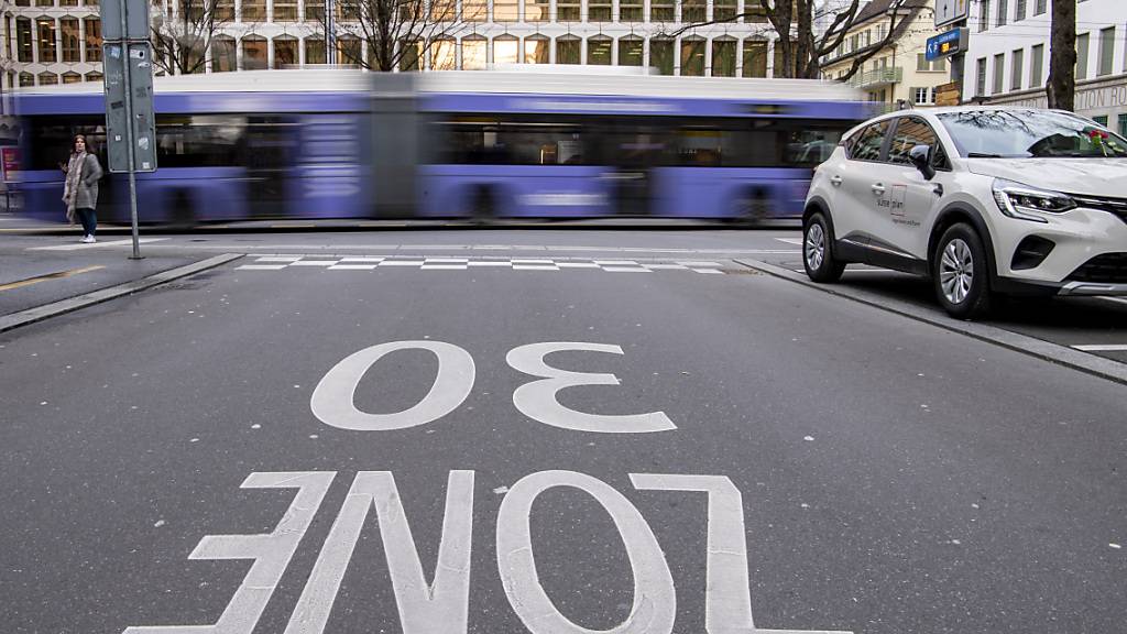 Die Frage, wie stark der Verkehr in der Stadt Luzern reduziert werden soll, rückte vor der Abstimmung über die Klima- und Energiestrategie in den Fokus. (Archivbild)