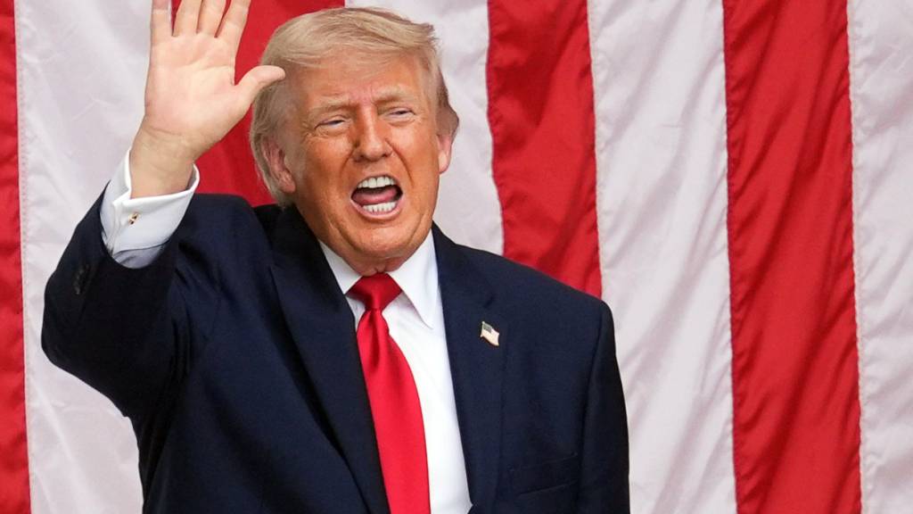 US-Präsident Donald Trump spricht während einer Zeremonie am Memorial Day auf dem Arlington National Cemetery. Der Memorial Day fällt mit den Feierlichkeiten zum 250-jährigen Bestehen der USA zusammen. Foto: Alex Brandon/AP/dpa